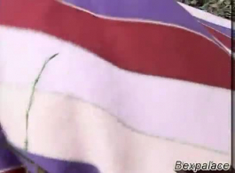 ईबोनी किशोर प्यारी सेक्स के दौरान उसकी कंजूसी पोशाक बंद स्ट्रिप्स