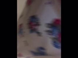 खूबसूरत गोरी कुतिया अपने प्रेमी के साथ फोन पर बात कर रही थी, जबकि उसकी प्रेमिका एक वीडियो बनाने की कोशिश कर रही थी