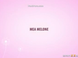 Mea Melone अपने नए गुदा सेक्स टॉय की कोशिश करता है