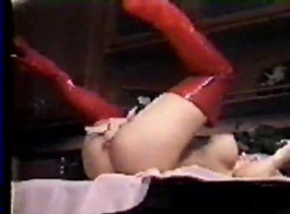 विंटेज गोरा किशोर उसके रसदार लचीले शरीर को दिखाता है