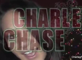 चार्ली चेस ने प्रकृति में एक काले लड़के के साथ सेक्स करने के लिए भाग्यशाली महसूस किया