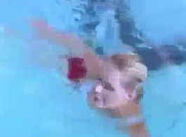 एक स्विमिंग पूल के बाद, गर्म बेब सोफे पर रहते हुए उसके तंग गधे को डिक कर रहा है