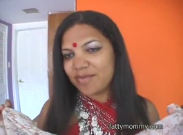 चब्बी भारतीय महिला सभी प्रकार के अद्भुत सामान कर रही है