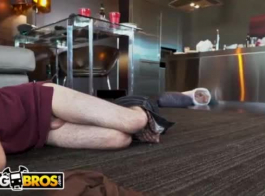 एक छोटा वीडियो बनाने के लिए हॉर्नी गोरा धीरे -धीरे कैमरे के सामने अपने कपड़े उतार रहा है