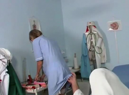 गर्भवती नर्स अपने मरीज को हैंडबोज दे रही है