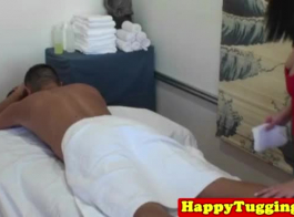 असली masseuse अपने ग्राहक को एक blowjob देता है