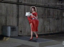 लाल बालों वाली महिला एक अश्लील वीडियो बनाने के दौरान एक विशाल डिक लेने के लिए प्यार करता है