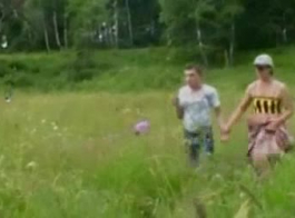युवा रूस किशोर अपने मुर्गा को छेद में हार्ड में डालता है