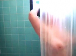 नग्न महिला धीरे से अपनी बालों वाली चूत को कैमरे के सामने रगड़ रही है, और इसे करते समय कराह रही है