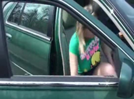 गोरी लड़की कार में गड़बड़ हो रही है और एक संभोग के दौरान खुशी से चिल्ला रही है