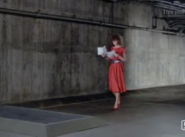 सेक्सी, लैसी ड्रेस में लाल बालों वाली महिला, जैस्मीन जॉनी स्टाइलज़ को एक हैंडजॉब दे रही है, सिर्फ मनोरंजन के लिए