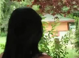 एलेटा ओशन टैटू के साथ एक गर्म, काली लड़की है जो घर पर अकेले रहते हुए हस्तमैथुन करना पसंद करती है