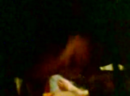 मोनिका काले, चमड़े के स्ट्रिप्स के साथ एक बैंगनी कुश्ती संगठन में कुश्ती कर रही है और मुखमैथुन दे रही है