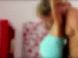 स्लिम गोरा, ट्रेसी विनक्स, अपने बड़े स्तन का उपयोग कर रही है, जबकि एक आदमी अपनी चूत में एक डिल्डो को हिला रहा है