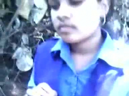 शरारती कॉलेज की लड़कियां वेबकैम के सामने अपनी pussies और गधे को कर रही हैं।