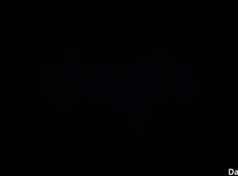 लाल अधोवस्त्र में बस्टी गोरा बिस्तर पर रहते हुए एक बड़ा, काला मुर्गा घुटने टेक रहा है और चूस रहा है।