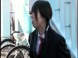 प्यारा जापानी छात्रा एलेक्सिस एक कठोर रॉड की सवारी कर रहा है।