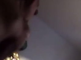 एबोनी गाइ अपने पड़ोस से एक फूहड़ बेब को चोद रहा है, जबकि उसकी प्रेमिका कार्ड गेम खेल रही है।