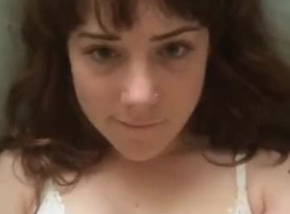 नीली आंखों वाली कैम लड़की tittyfucks विशाल मुर्गा बाहर।