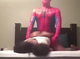 स्तन स्पाइडर गर्ल अपने दोस्तों के लिए फैल रही है।