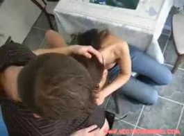 युवा लड़की एक रॉक हार्ड डिक चूस रही है और एक अश्लील वीडियो कास्टिंग के दौरान पीछे से चुदाई कर रही है