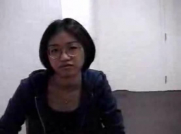बमुश्किल कानूनी एशियाई किशोर नग्न पोज़ दे रहा है