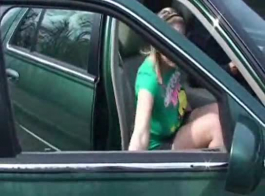 हॉर्नी गर्ल एक कार के पीछे डिक चूस रही है, क्योंकि वह गड़बड़ होने वाली है।