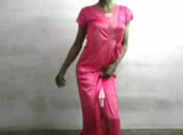 गर्मियों की पोशाक में सेक्सी गुलाबी मील धीरे से कैमरे के सामने उसकी चूत के साथ खेल रहा है।
