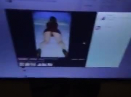 चिली एडम्स वेब कैम पर कमबख्त है, जबकि कोई उसे नहीं देख रहा है, क्योंकि यह उसे उत्तेजित करता है।