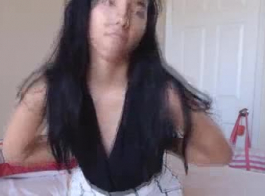 लंबे बालों के साथ पेटिट एशियाई लड़की एक रॉक हार्ड डिक चूस रही है और कड़ी मेहनत कर रही है।