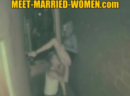 एक टोपी में मीठी गोरी शादीशुदा महिला, शेरोन स्काई अपने पति के सामने घुटने टेक रही है।