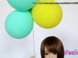 सुडौल एशियाई गुड़िया, किकी लक्स अपने वेब कैमरे के सामने अपनी पूरी तरह से लच्छेदार चूत के साथ खेलना पसंद करते हैं।