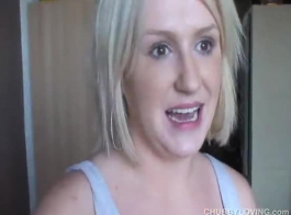 स्वैच्छिक गोरी महिला अक्सर चेंजिंग रूम में हस्तमैथुन करती है, खुद को फिर से गीला करने के लिए।
