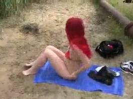 काले स्टॉकिंग्स में गर्म लाल बालों वाली महिला को गधे में कई सींग वाले अमीर लोगों द्वारा गड़बड़ किया जा रहा है।