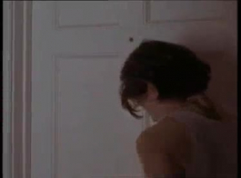 हॉट वुमन एक यौन मूड में होती है जब उसका प्रेमी उसकी चूत को तबाह करने के लिए दिखाता है।