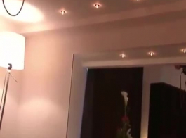 गोरा कौगर, अन्ना डी विले कैमरे के सामने, बाथ टब में हस्तमैथुन कर रहे हैं।