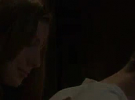 हॉट गर्ल अपनी चूत को अपने प्रेमी के सामने ले जा रही है, और कमिंग के दौरान खुशी से कराह रही है।