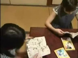 जापानी छात्र अपने किंक दोस्त को एक विशेष हाथ से सबक देता है