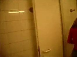 बिग बूबेड एमआईएलएफ ने अपने सींग वाले साथी को चोदते हुए एक पुष्प शर्ट और पैंटी पहनी हुई है।