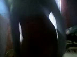 सेक्सी श्यामला, अन्ना डी विले को लिविंग रूम में अपने बिस्तर पर हस्तमैथुन करते हुए, सिर्फ मनोरंजन के लिए पकड़ा गया था।