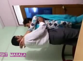 भारतीय किशोर टब में घुटने टेकते हुए, अपने प्रेमी द्वारा कड़ी मेहनत कर रहा है।