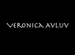 वेरोनिका एवलुव गुदा के लिए बीबीसी की सवारी करता है।