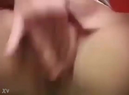 बस्टी गोरी महिला अपने घुटनों पर नीचे गिर गई, एक बेवकूफ कमबख्त मशीन को चूसने के लिए, ऊपर और नीचे उछलने से पहले।