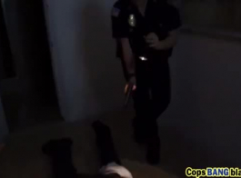 गोरा लातीनी पुलिस काले लंड से मेल खाते हुए।