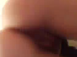 बड़े स्तन के साथ किशोर लैटिना अपनी तंग गुलाबी चूत फैलाता है और चाट और गड़बड़ करना पसंद करता है।