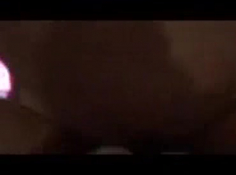 गोरा शौकिया अपनी गांड में एक लंड लेता है और उसकी चूत को पकड़ता है।