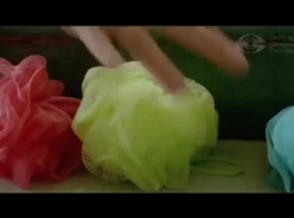 हॉट लेस्बियन ब्यूटी उसकी गीली चूत के साथ खेल रही है।