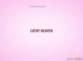 कैथी स्वर्ग बेकार है और एक समर्थक की तरह चुदाई करता है।