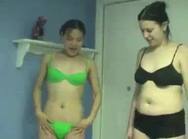 दो नग्न लड़कियां अपने pussies को प्रशिक्षित करती हैं।